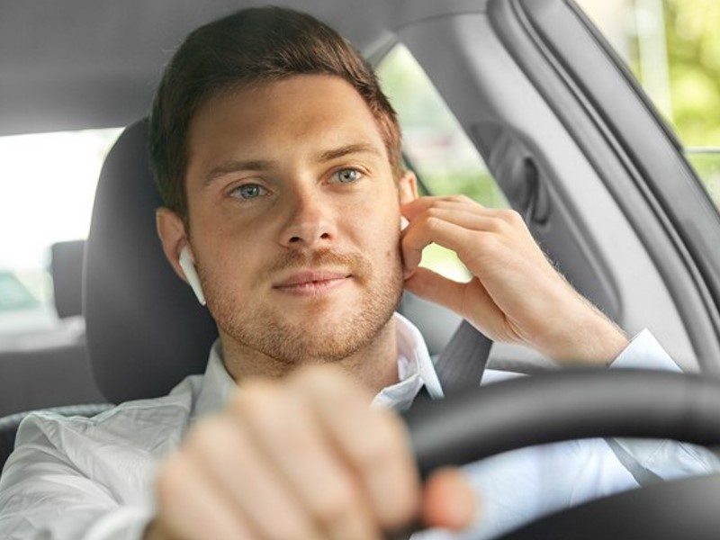 Bežične slušalice za auto omogućuju komunikaciju